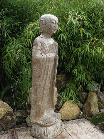 Lil'o bambous - Moine debout en pierre