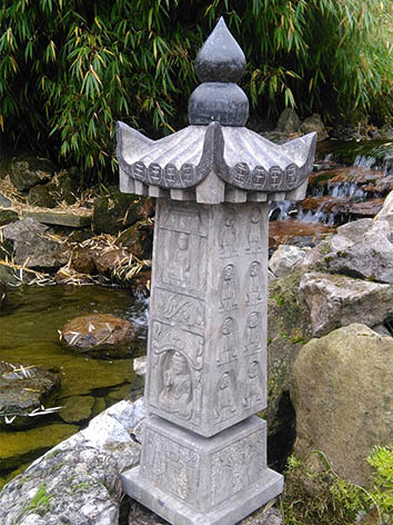 Lil'o bambous - Pagodes chinoises en pierre dans l'étang