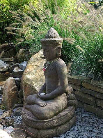 Lil'o bambous - ambiance du jardin - Statue thibétaine