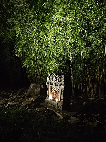 Lil'o bambous - ambiance nocturne - Temple indien en pierre
