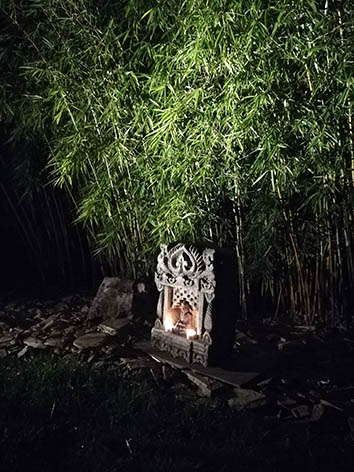 Lil'o bambous - Temple en pierre sculptée - vue de nuit