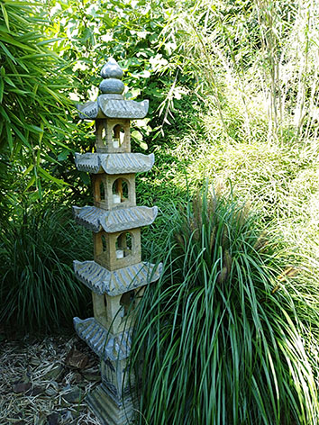 Lil'o bambous - ambiance du jardin - Pagode chinoise en pierre et différents pennisetum