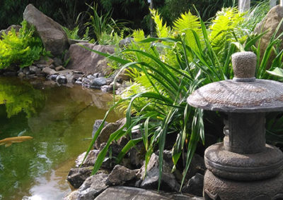 Lil'o bambous - ambiance du jardin - Pagode japonaise en pierre au bord de l'étang
