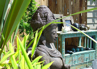 Lil'o bambous - ambiance du jardin - Statue et meuble sur la cour