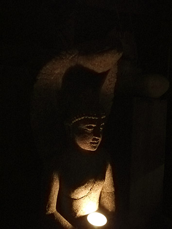 Lil'o bambous - ambiance nocturne - Bouddha en pierre avec serpent