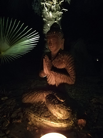 Lil'o bambous - ambiance nocturne - Bouddha thaillandais en pierre