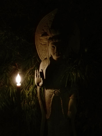Lil'o bambous - ambiance nocturne - Statue en pierre